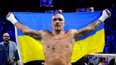 Oleksandr Usyk merayakan kemenangannya setelah memenangkan Kejuaraan Kelas Berat Dunia WBA Super IBF, IBO dan WBO melawan Anthony Joshua di Stadion King Abdullah Sports City di Jeddah, Arab Saudi.  Tanggal foto: Sabtu 20 Agustus 2022.